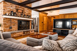 Een televisie, een open haard en een stereo