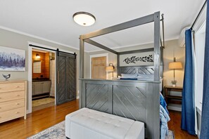 5 slaapkamers, een bureau, een strijkplank/strijkijzer, reisbedje