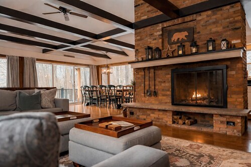 Unbeatable Location-Walk to Ski-HotTub-DogFriendly