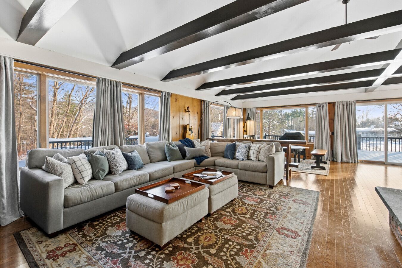 Een televisie, een open haard en een stereo