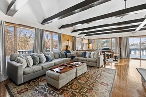 Een televisie, een open haard en een stereo