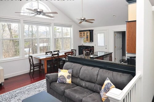 North Conway Gem | Hot Tub, Games & Fireplace