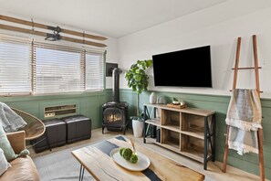 TV, fireplace, books - Storybook setting, cozy retreat (Bartlett)