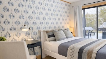 2 bedrooms, desk, iron/ironing board, travel cot