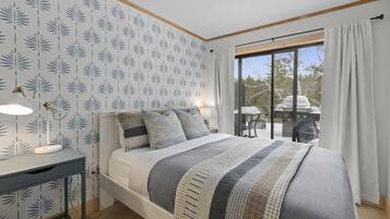 Desk, iron/ironing board, travel cot, WiFi