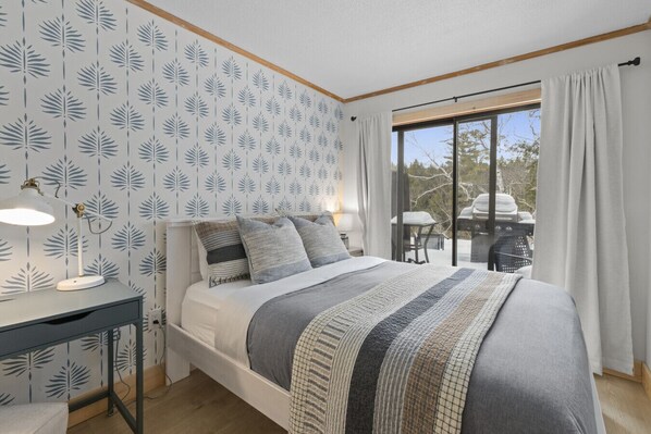 Desk, iron/ironing board, travel cot, WiFi - Storybook setting, cozy retreat (Bartlett)