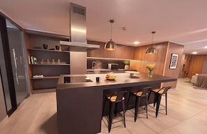 Fridge, microwave, oven, stovetop - Domus Eco España Domeyko (Santiago)