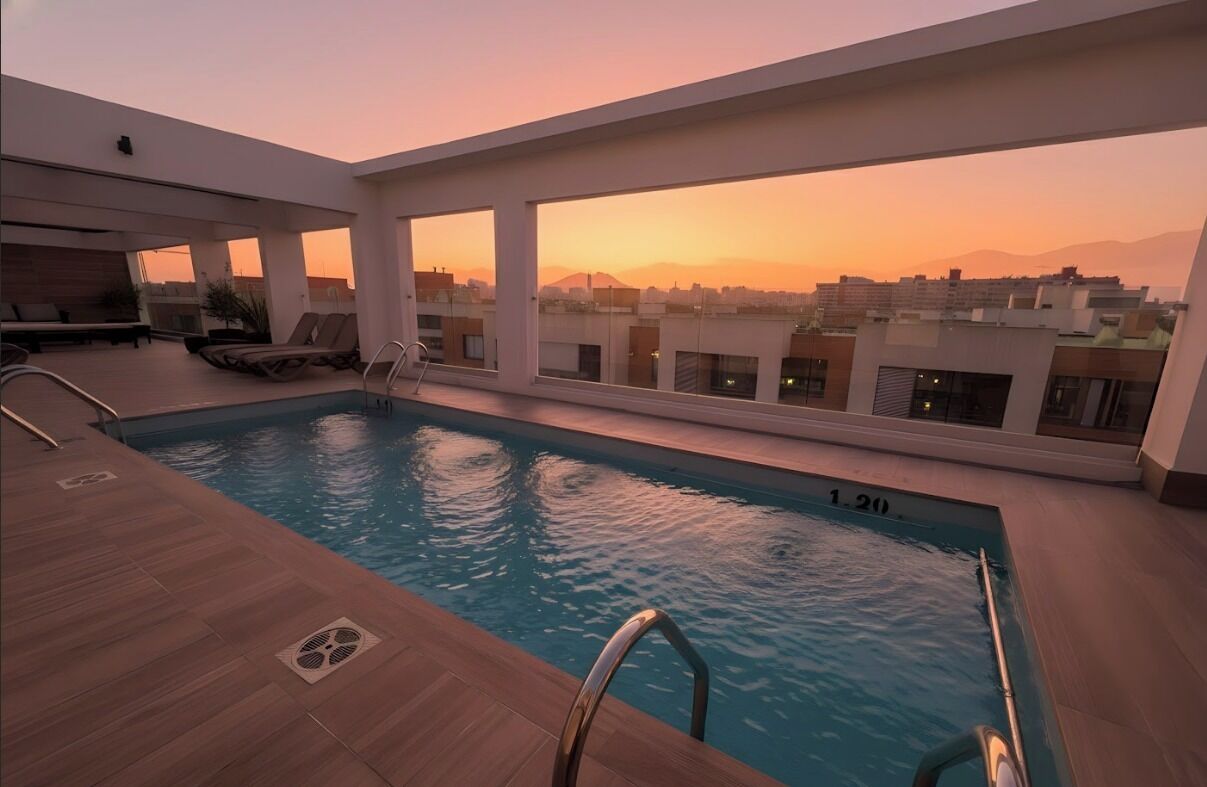 Una piscina al aire libre de temporada
