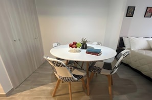 Standard Studio, 1 Queen Bed | Dining - Domus Eco España Domeyko (Santiago)