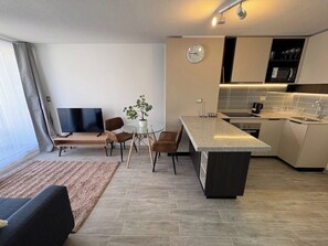 Căn hộ Tiêu chuẩn, 1 phòng ngủ | Khu phòng khách | TV LCD 43-inch có truyền hình kỹ thuật số 