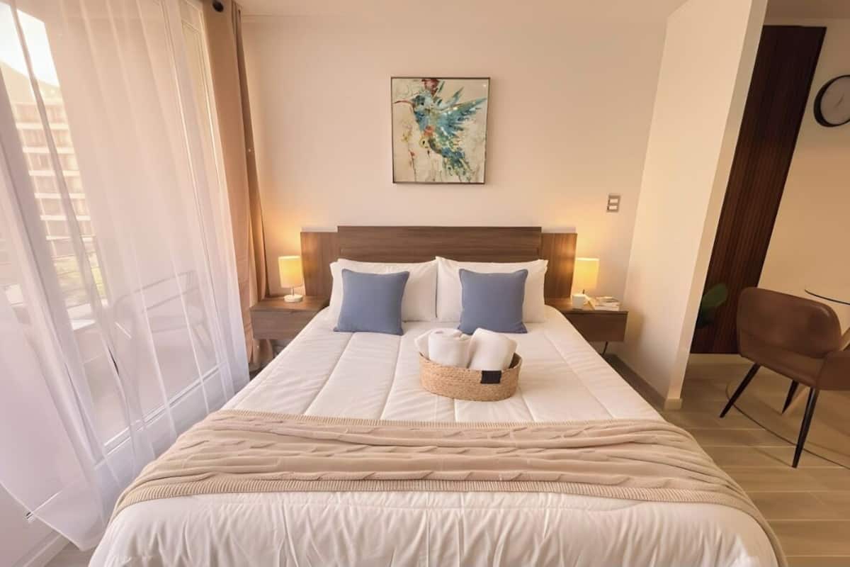 Standard Studio, 1 Queen Bed | Blackout drapes, iron/ironing board, free WiFi