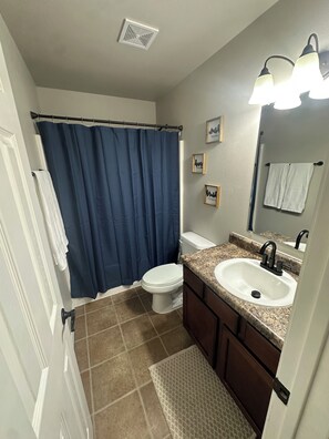 Haartrockner, Handtücher, Seife, Toilettenpapier