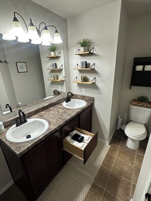 Séchoir à cheveux, serviettes fournies, savon, papier de toilette