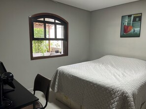 1 bedroom, iron/ironing board, free WiFi, bed sheets - Entire house with a green veranda and tranquility. (São Paulo)