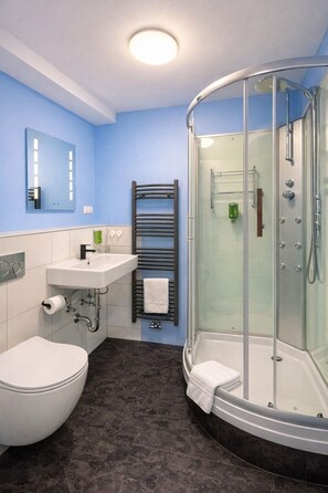 Deluxe Single Room, Balcony, Garden View | Bathroom | Shower, hair dryer, towels, soap - Silvio-Gesell-Tagungsstätte (Wuppertal)