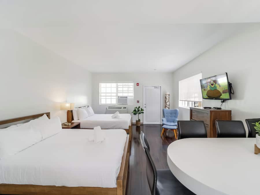 Caja de seguridad en la habitación y escritorio