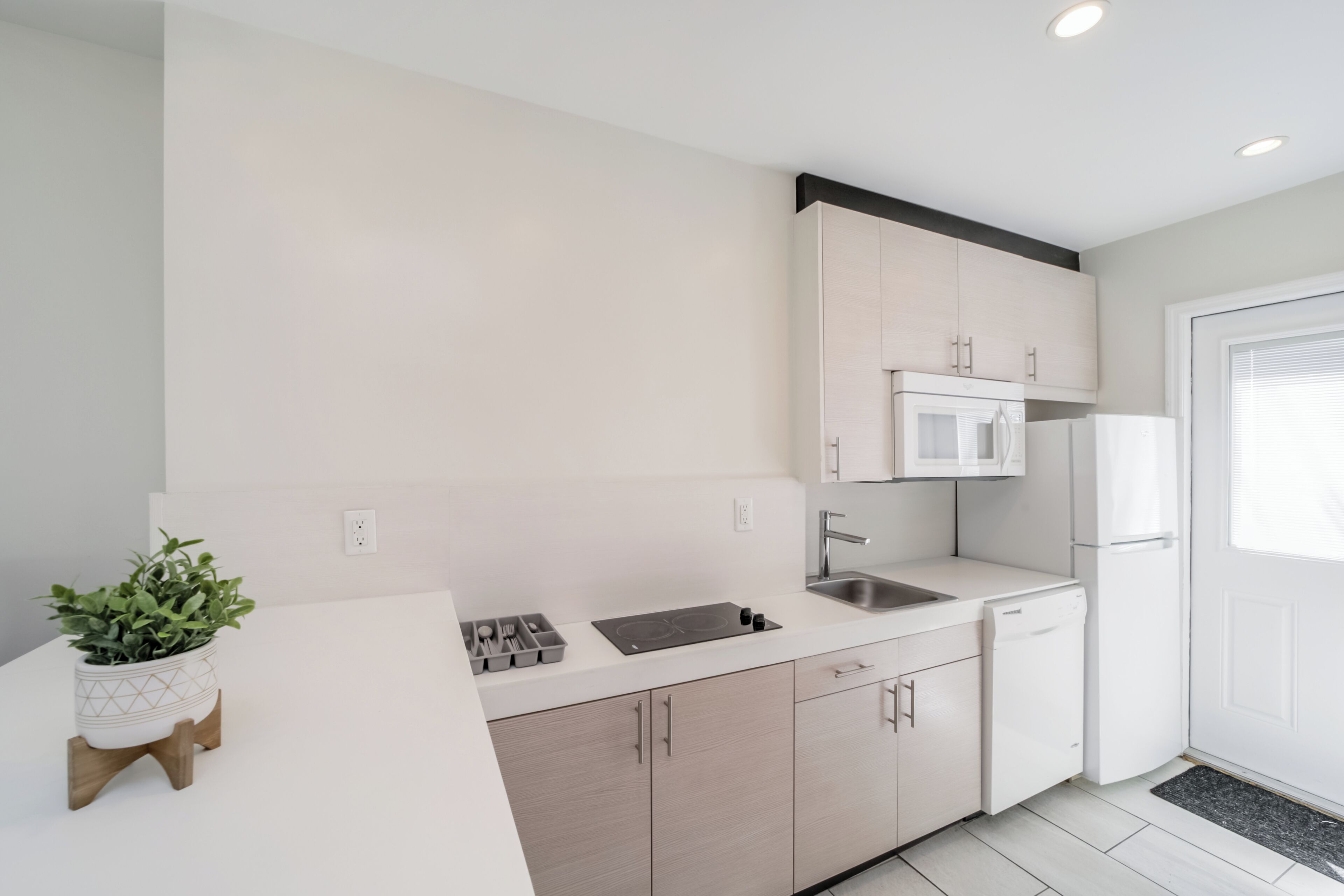 Family Studio, Kitchenette, Beachside (Self check-in) | Private kitchen | Fridge, microwave, stovetop, dishwasher