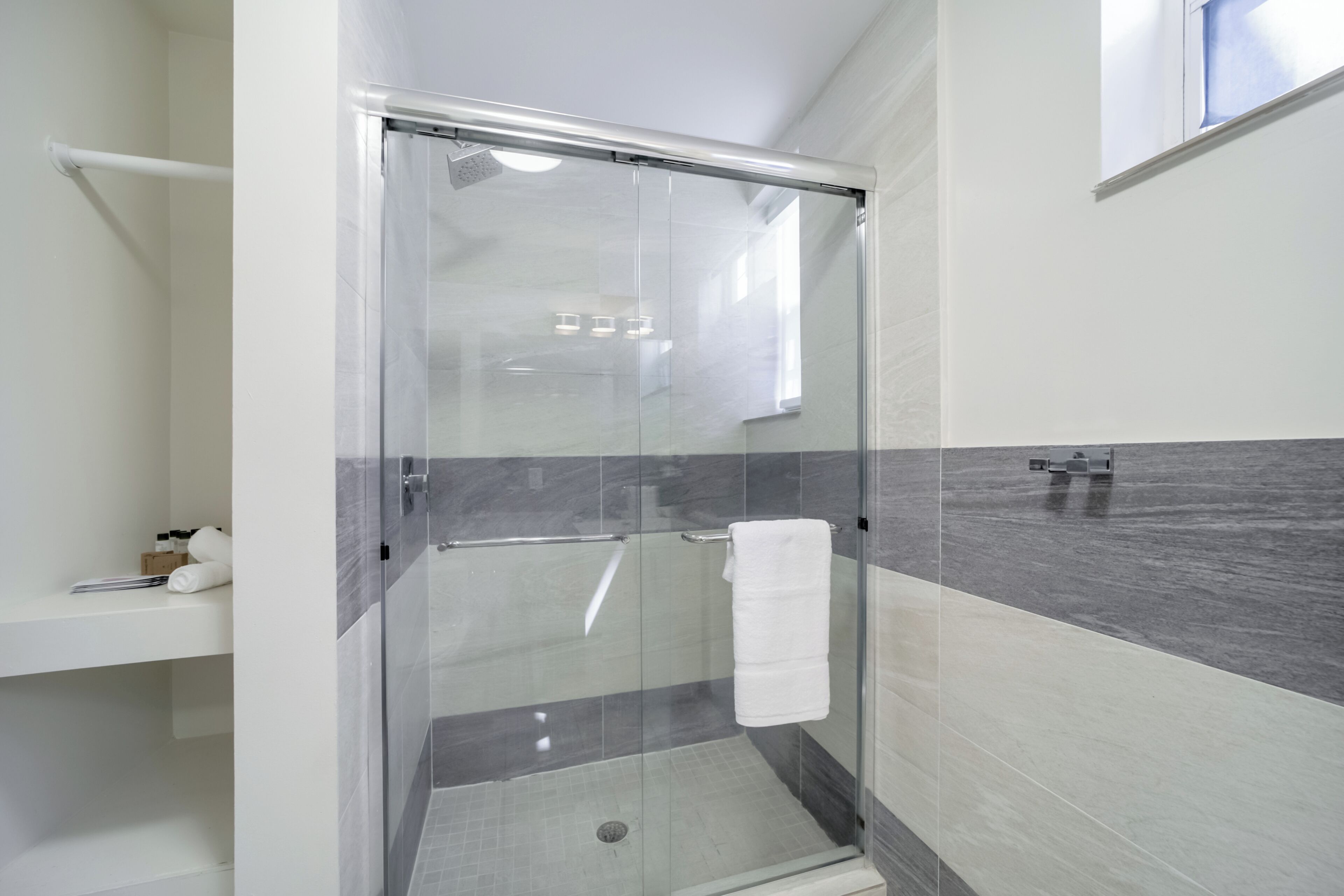 Estudio familiar, cocineta, junto a la playa (Self check-in) | Regadera en el baño