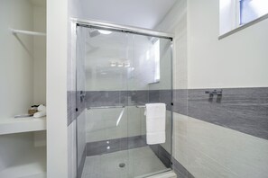 Studio Keluarga, dapur kecil, tepi pantai (Self check-in) | Shower kamar mandi