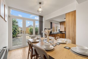 Dining - Ideal for contractors & long term stays - Sleeps 5 (Halifax)