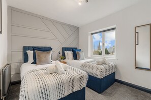 3 bedrooms, iron/ironing board, WiFi, bed sheets - Ideal for contractors & long term stays - Sleeps 5 (Halifax)
