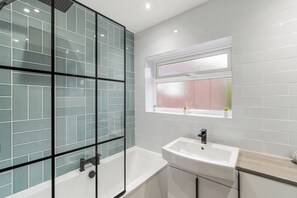 Hair dryer, towels, soap, toilet paper - Ideal for contractors & long term stays - Sleeps 5 (Halifax)