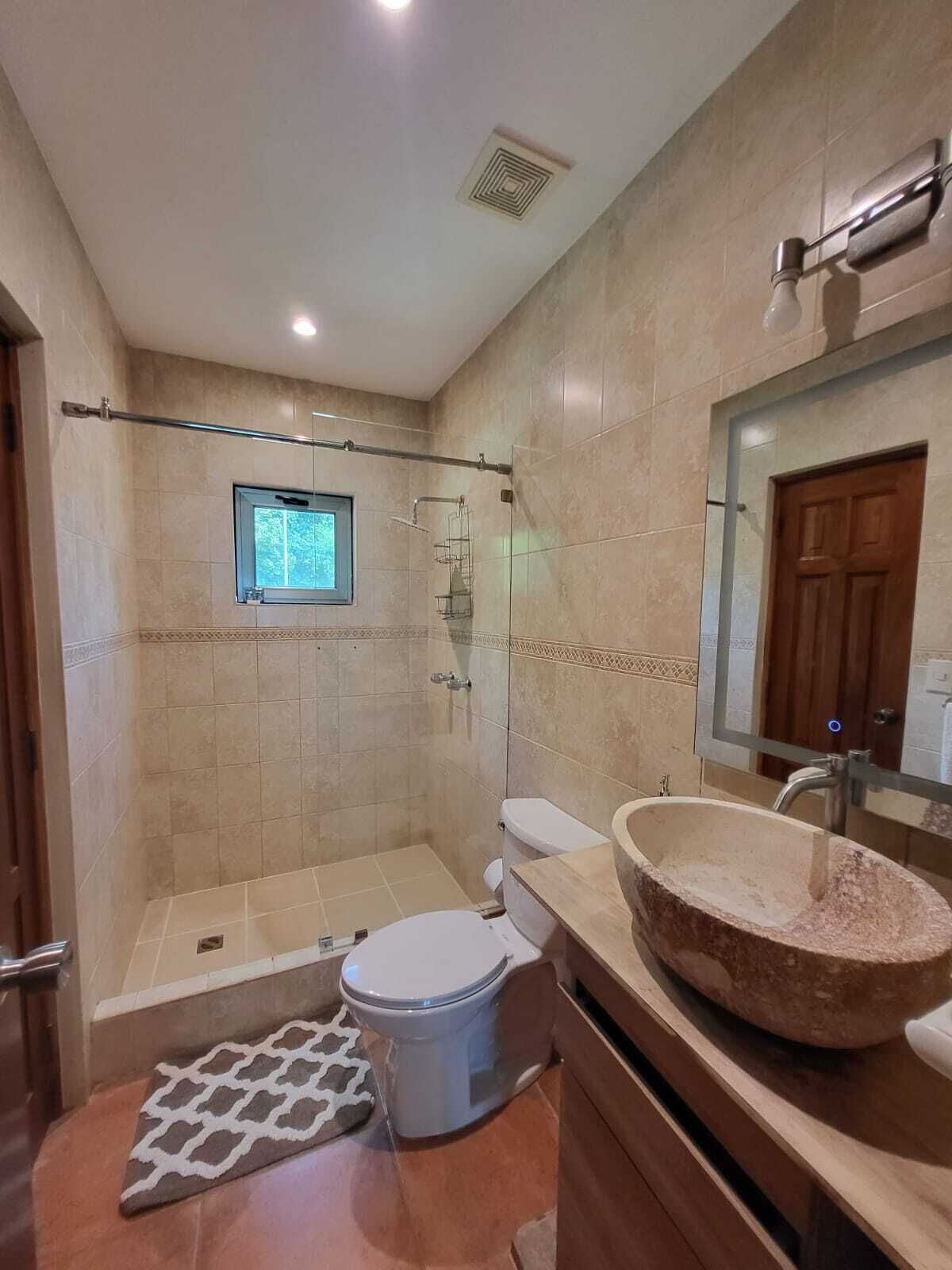 Regadera, toallas, jabón, papel de baño 