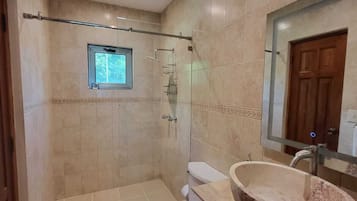 Regadera, toallas, jabón, papel de baño