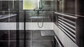 Douche, sèche-cheveux, serviettes fournies, papier toilette