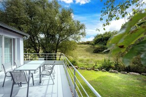 Outdoor dining - Vrbo Property (Ambacourt)