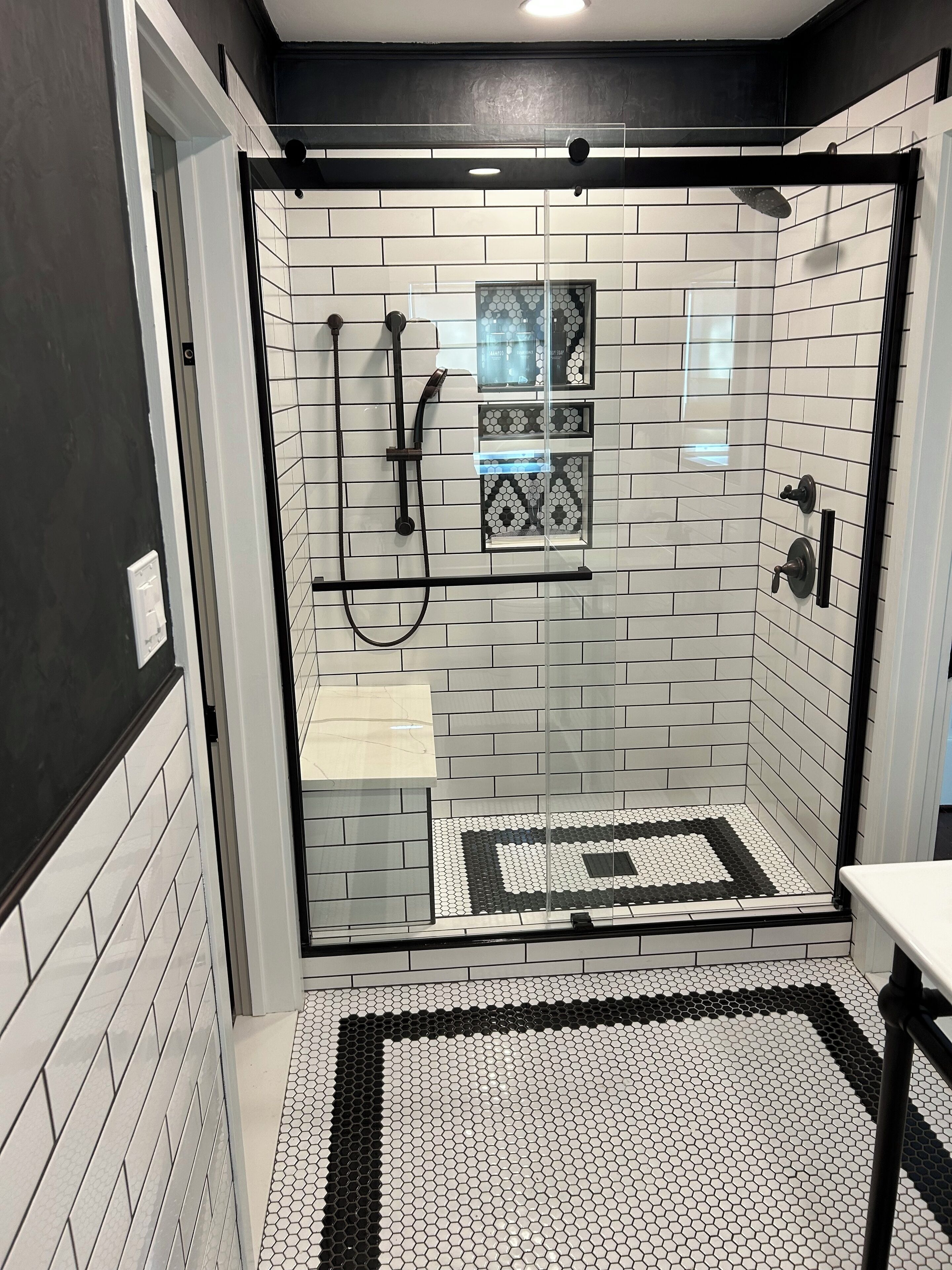 Een douche, een haardroger, handdoeken, zeep