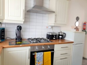 House, 3 Bedrooms | Interior - Spacious 3BR in Swinton - Wi-fi, Desk, Garden & Free Parking (Manchester)