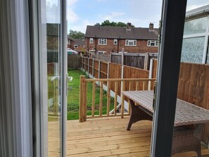 A wooden deck with a bench, a view of a residential area with houses and a fence. - Spacious 3BR - Nr Clifton Train Station 510min Walk - Garden & Free Parking (Manchester)