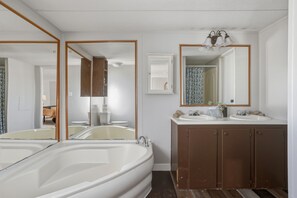 Suihku, hiustenkuivaaja, pyyhkeet, saippua