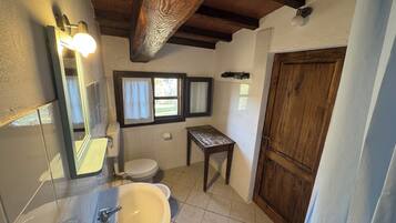 Douche, sĂšche-cheveux, bidet, serviettes fournies