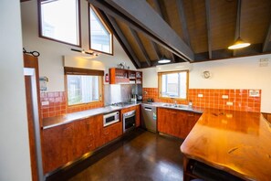 Microwave, oven, dishwasher - Cobungra Chalet - Mt Hotham (Hotham Heights)