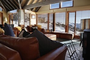 TV, fireplace - Cobungra Chalet - Mt Hotham (Hotham Heights)