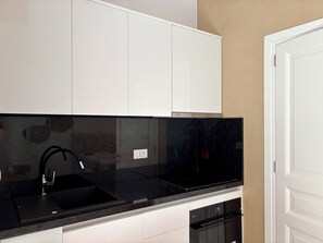 Refrigerador, horno, cafetera y tetera y tetera eléctrica 