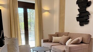 En moderne stue med sofa, sofabord og en dekorativ vase.