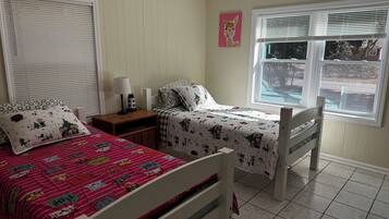 2 bedrooms, iron/ironing board, Internet