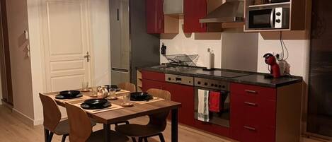 Een microgolfoven, een oven, een kookplaat, een vaatwasser