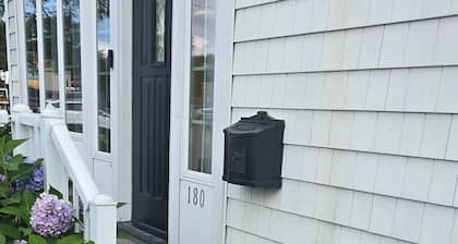 Cozy Bethpage Hideaway