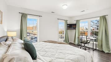 2 sovrum, skrivbord, strykjärn/strykbräda och resesäng