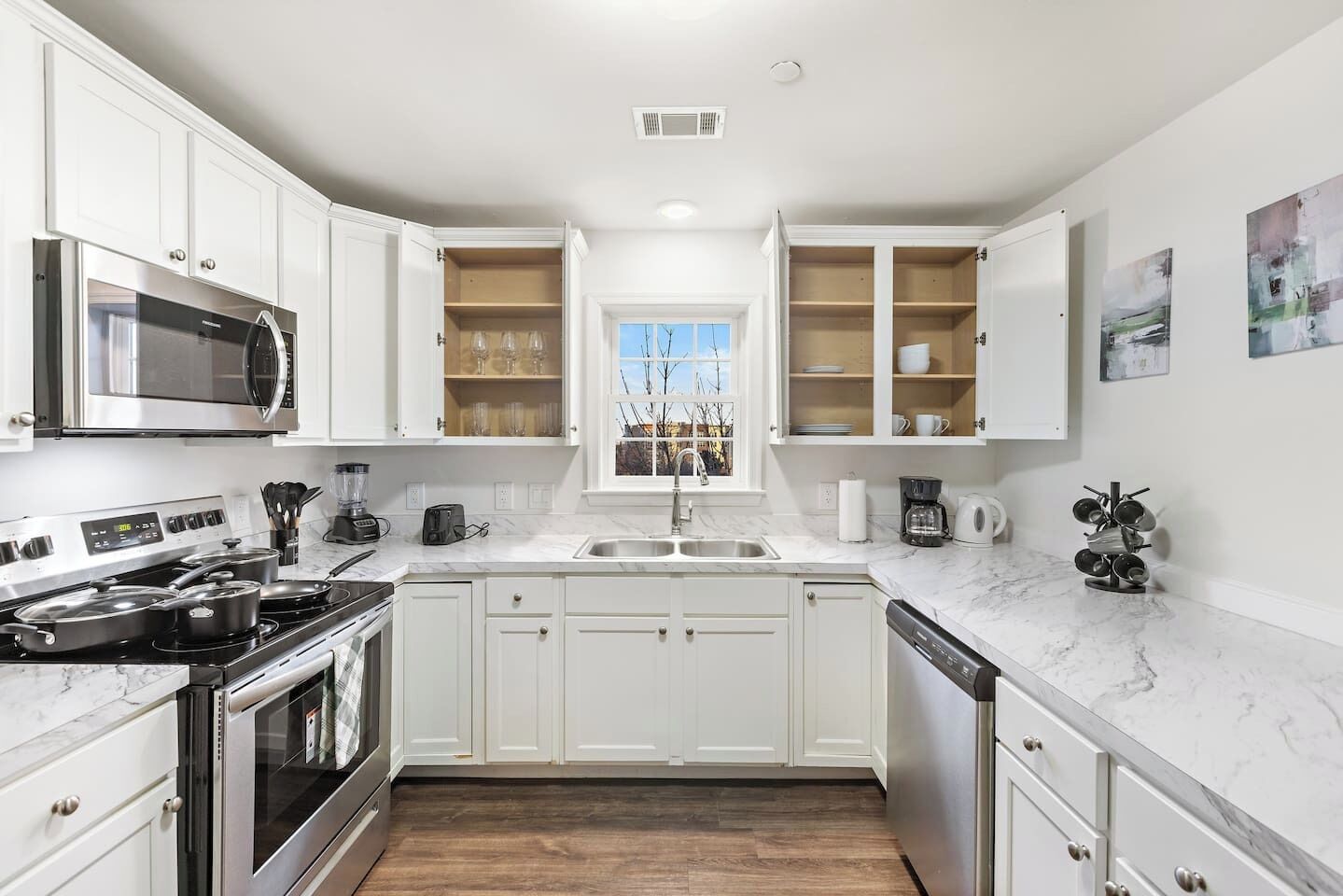 冷蔵庫、電子レンジ、オーブン、コンロ