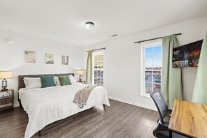 2 sovrum, skrivbord, strykjärn/strykbräda och resesäng