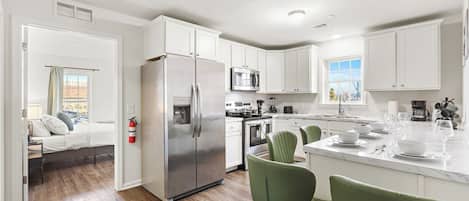 Kühlschrank, Mikrowelle, Ofen, Herdplatte