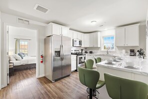 Kylskåp, mikrovågsugn, ugn och spishäll