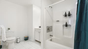 Dusch, hårtork och handdukar