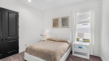 4 bedrooms, iron/ironing board, WiFi, bed sheets