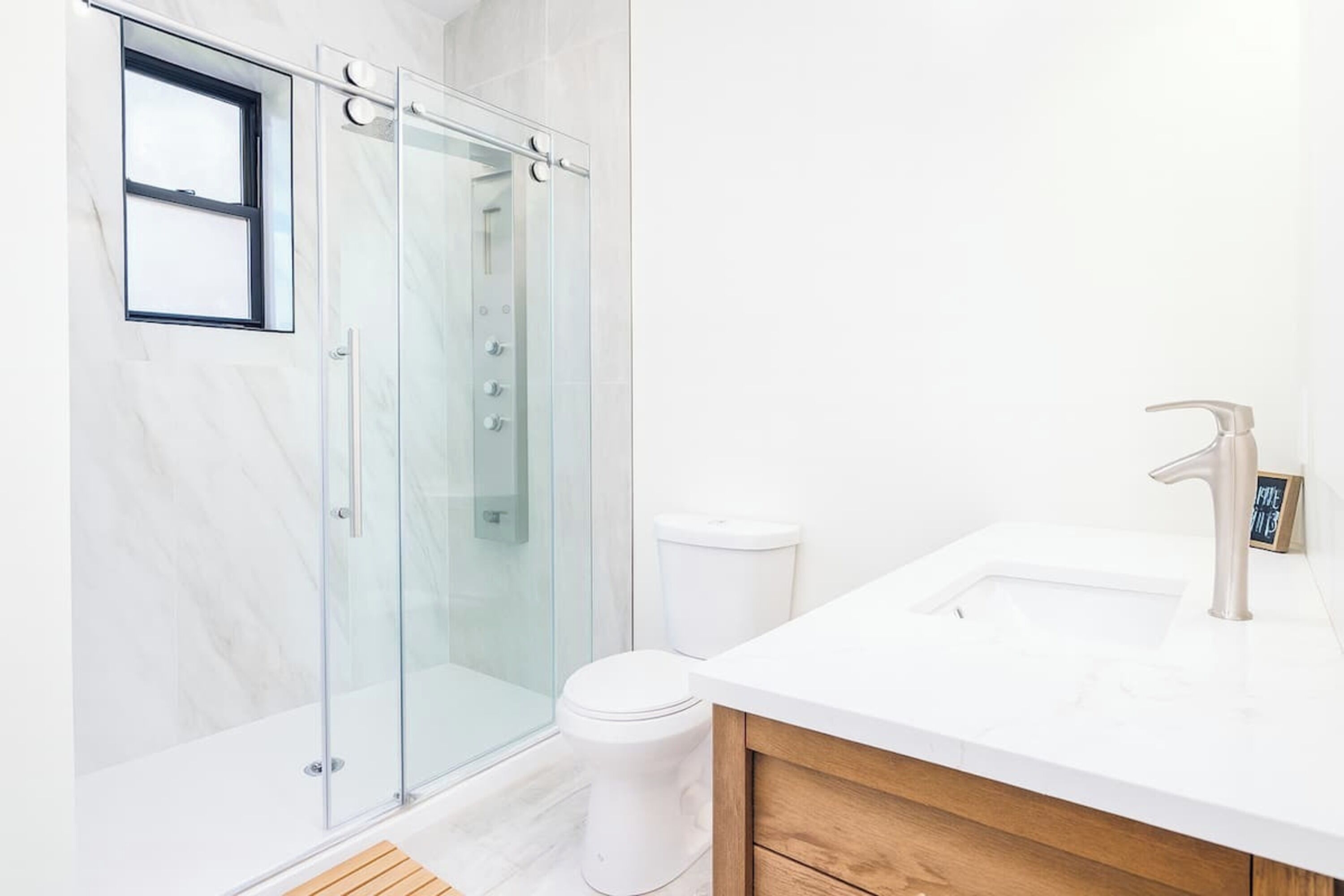 Sèche-cheveux, serviettes fournies, savon, papier toilette